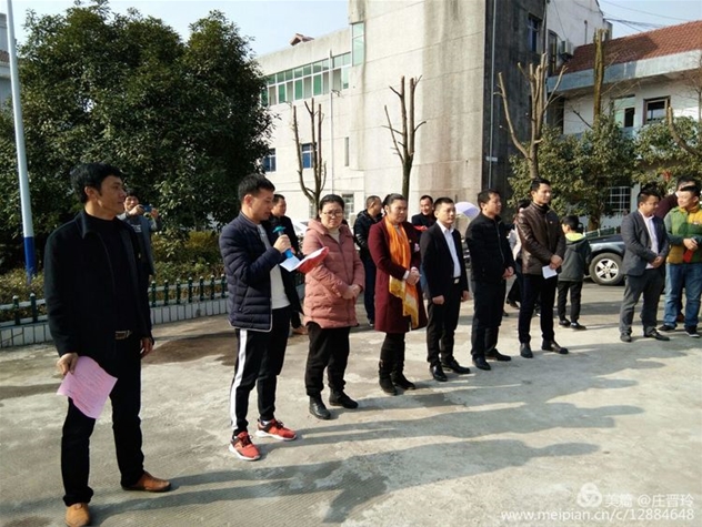 總經(jīng)理獻愛心 (8)