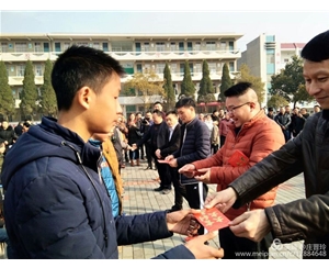 總經(jīng)理獻愛心 (5)