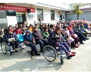 總經(jīng)理獻愛心 (6)