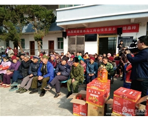 總經(jīng)理獻愛心 (7)