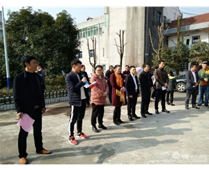 總經(jīng)理獻愛心 (8)